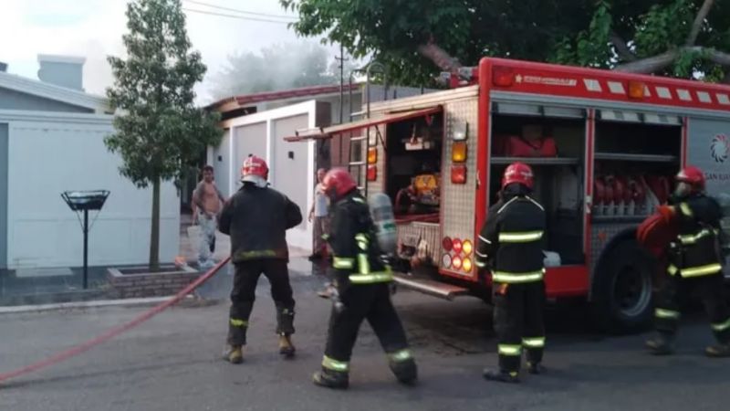 Se incendió una casa en Santa Lucía y nadie sabe qué fue lo que pasó
