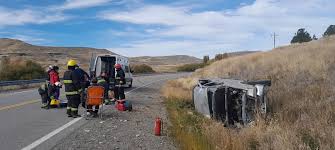 Un Joven perdió el control de su auto y volcó 