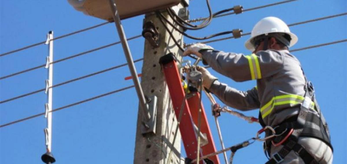 Un operario lucha por su vida tras electrocutarse en un poste de telefonía