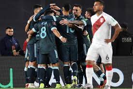 Argentina: 1 a 0 a Perú, invicto de 25 partidos y casi en Qatar