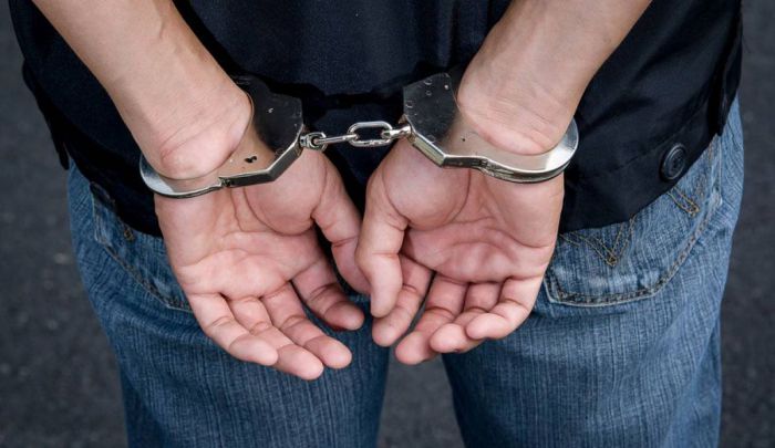 Un hombre se metió en la casa de una mujer diciendo que era policía y quedó detenido