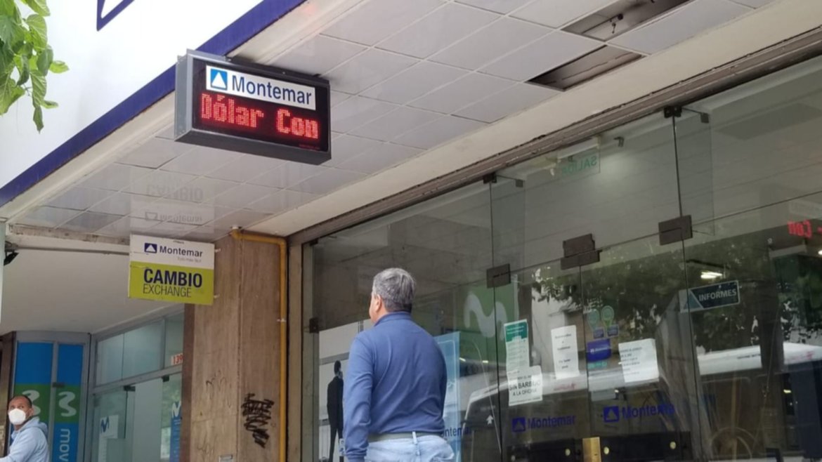¡Por las nubes! El dólar blue cotizó en $205 en San Juan y pocos compraron