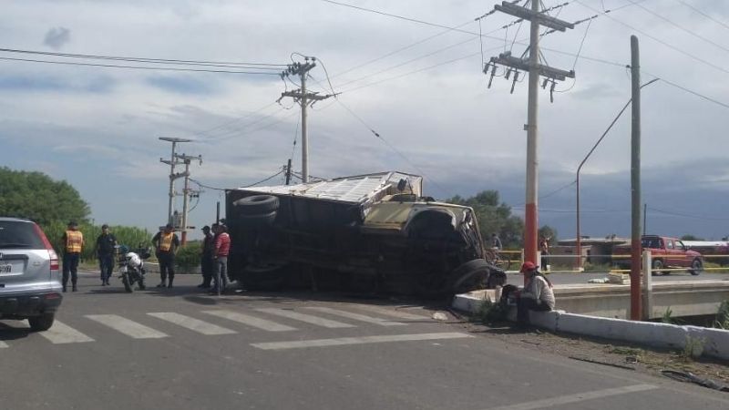 Salió ileso tras volcar su camión en un cruce del Médano de Oro