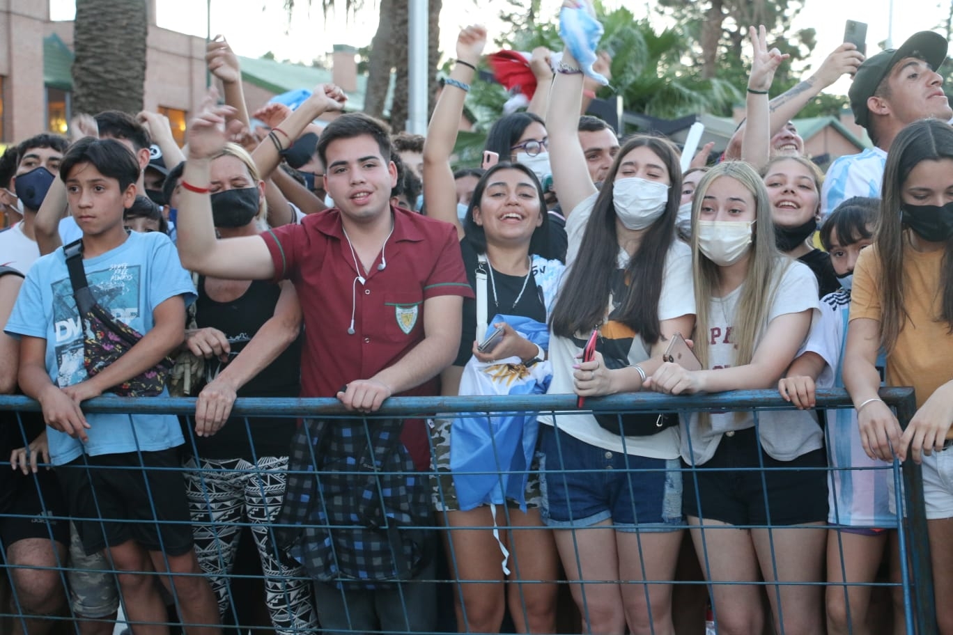 Hinchas de la selección coparon la entrada del hotel de Argentina para verlos llegar