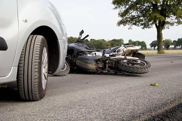 Una persona fallecida y otra internada luego de chocar en su moto