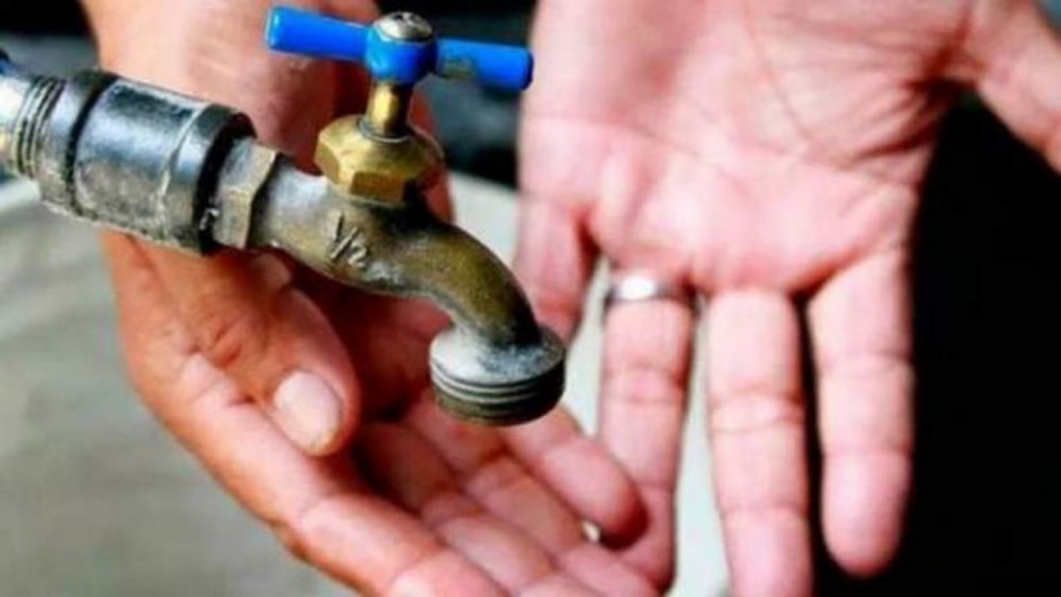 Salieron a cortar la calle para pedir agua en Albardón