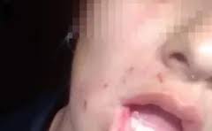 Se enojó con su novia y la tiró de la moto andando