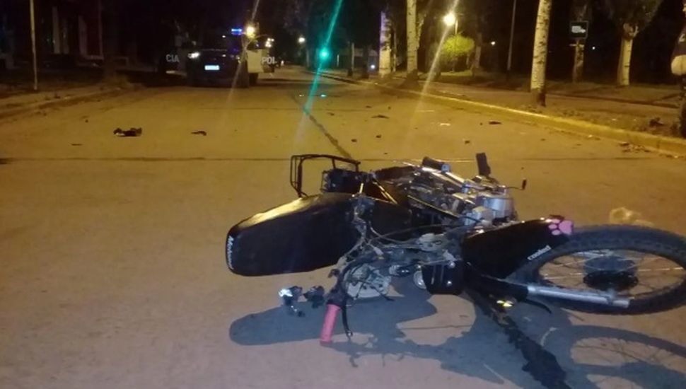 Un hombre chocó en su moto contra un árbol y falleció en el acto