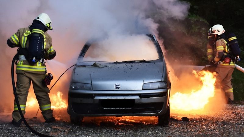 ¡Insólito! Denunció que desconocidos incendiaron sus autos
