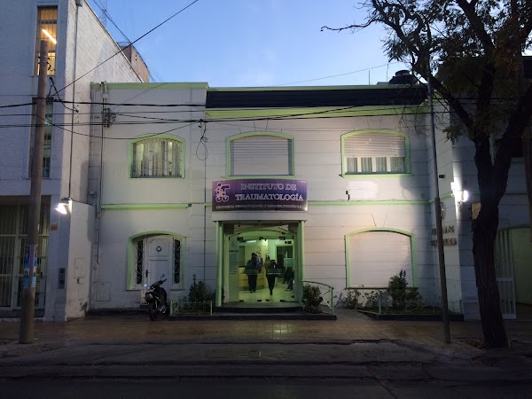 Un reconocido médico traumatólogo fue atacado y quemado por un paciente