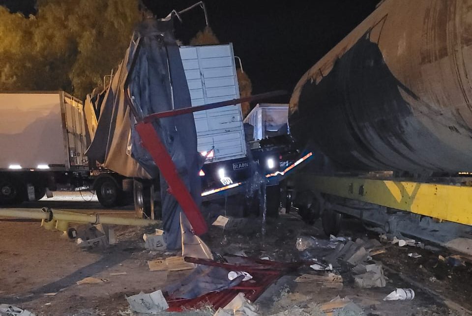 Un tren chocó a un camión que transportaba verduras en San Juan