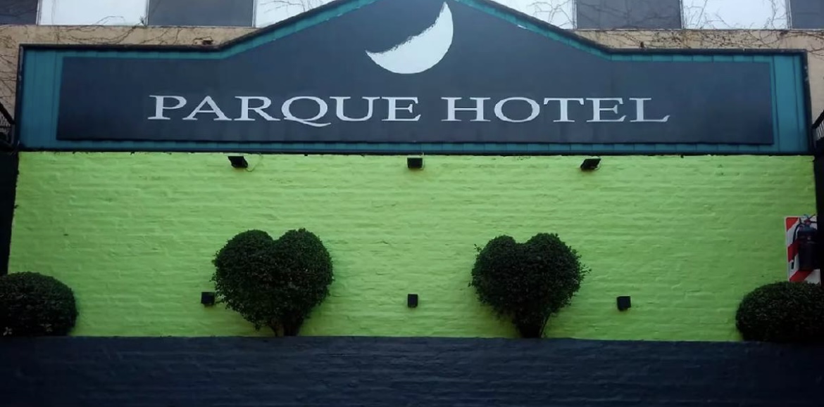 Hicieron un trío, se negaron a pagar el hotel alojamiento y terminaron detenidos