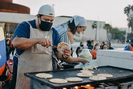 La Plaza Juan Jufre recibe la gastronomía de diferentes colectividades