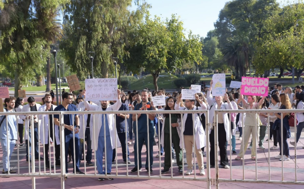 Los médicos en paro: 100 % de acatamiento y guardias mínimas 