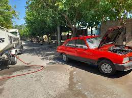 Contento porque iba a ahorrar en combustible, instaló un tubo de GNC y se le incendió el auto 