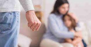Violento contra todos: Asfixió a su ex-mujer y cacheteó a su hija de 7