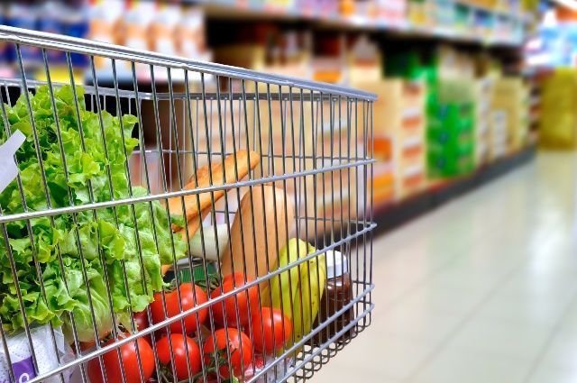una mujer robó casi 30 artículos de un supermercado con su bebe 