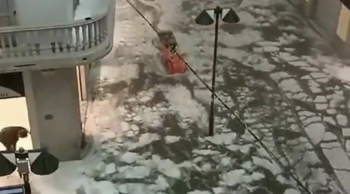 Granizo, lluvia y vientos de más de 140 kilómetros por hora: las apocalípticas imágenes del temporal que azota el norte de Italia