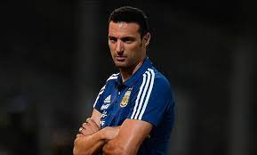 Scaloni con la duda de quién acompañará a Otamendi en la zaga central