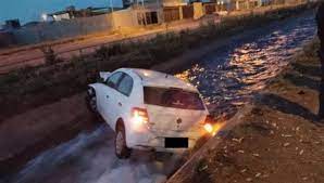 No puso el freno de mano y se le fue el auto al canal