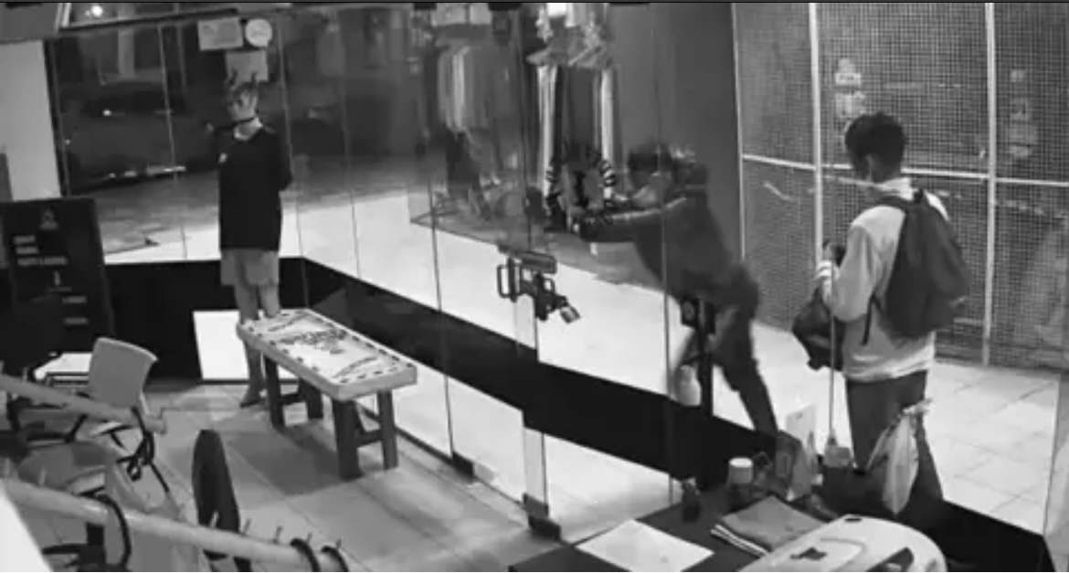 Robo en pleno centro: reventaron la puerta de una barberÃa y se llevaron dinero en efectivo