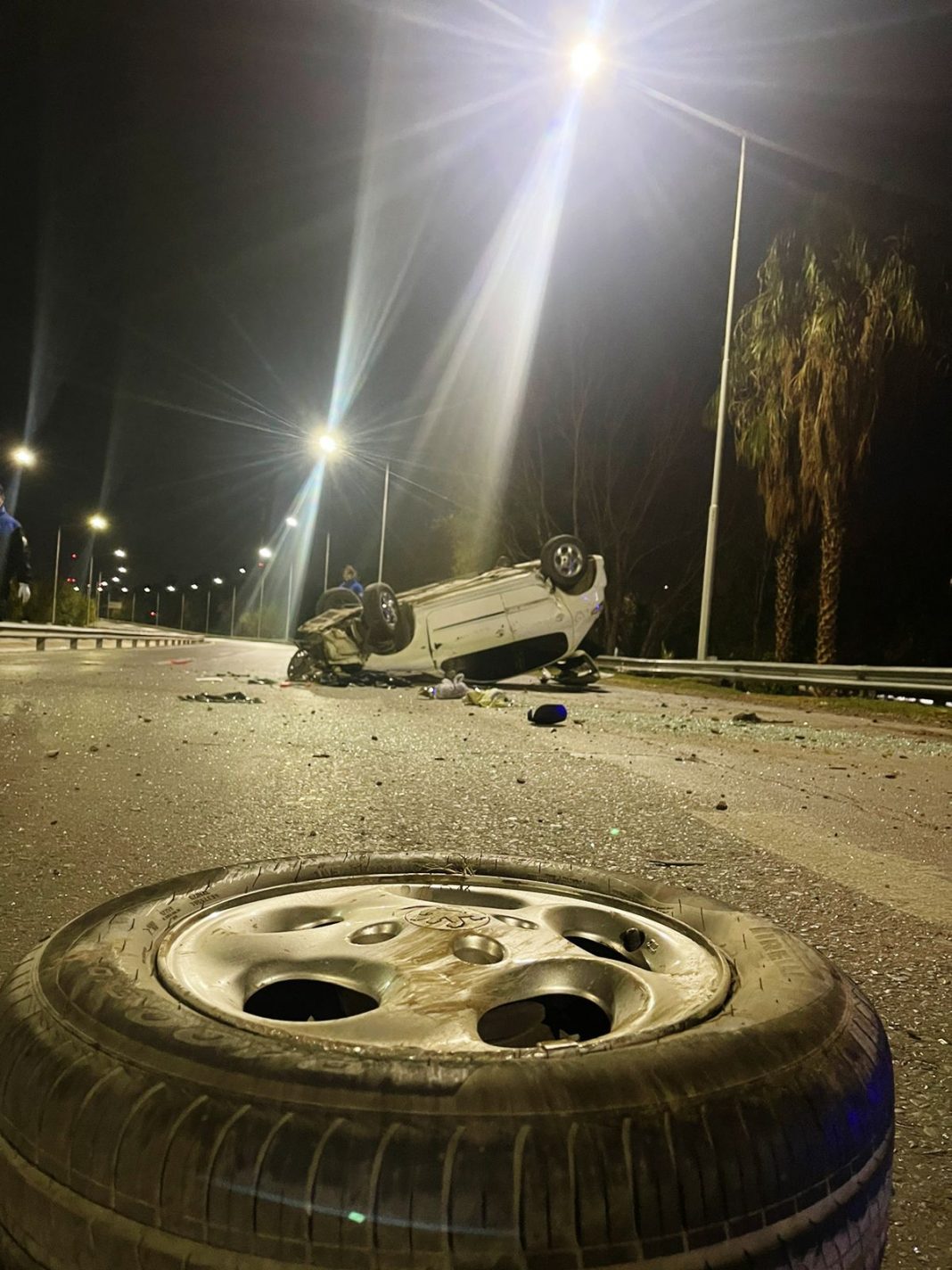 Un joven volcó con su auto en plena circunvalación y murió