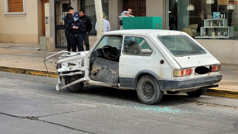 Estacionó mal y un colectivo le arrancó la puerta del auto