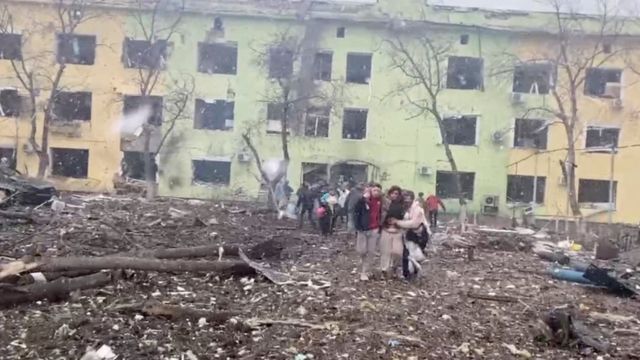Bombarderos ruso alcanzaron una escuela con refugiados en Mariupol