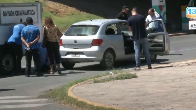 Una mujer falleció mientras conducía su auto por plena calle