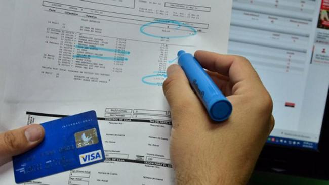 Alientan a adelantar pagos de tarjetas para ganarle a la inflación