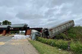 Un tren de cargas percipitó al vacío tras la caída de un puente en Rosario