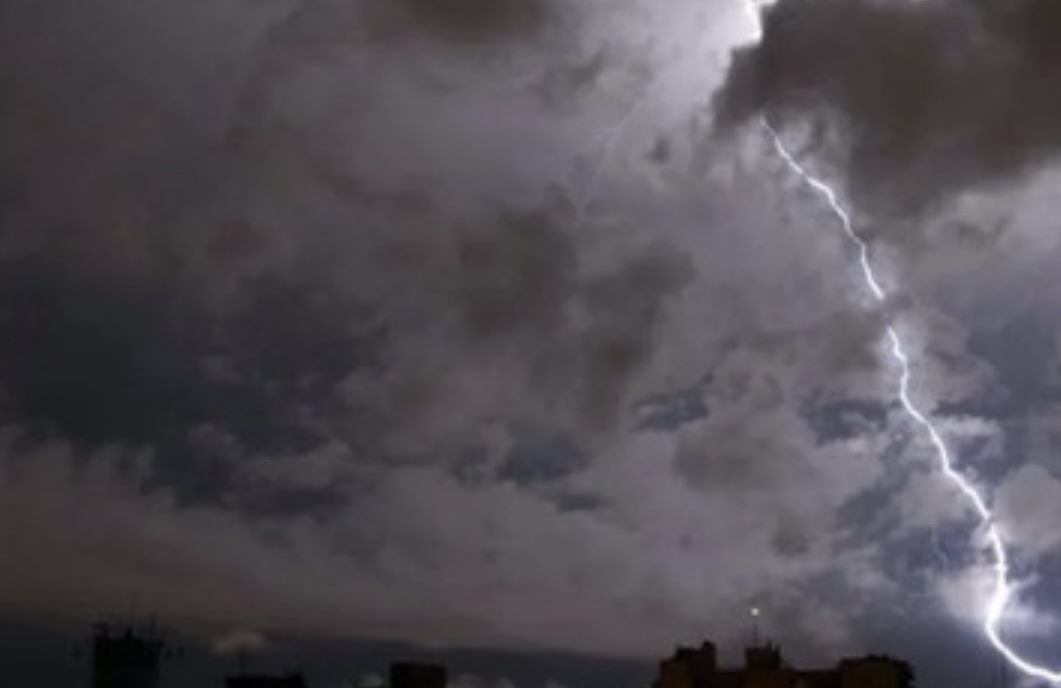 Un muerto y tres heridos en una fiesta de 15 en Santiago del Estero por la caída de un rayo durante una tormenta