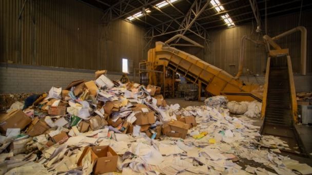 Murió un operador al caer dentro de la prensa recicladora de cartón