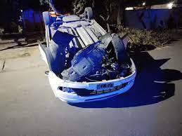 Perdió el control de su auto y  volcó en el interior de un barrio
