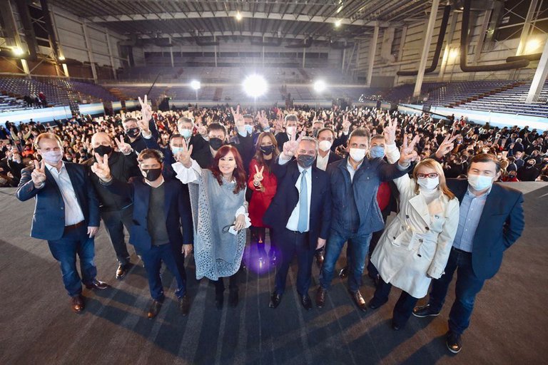 Cerró campaña Todos: "Dicen que soy un títete, luego un autoritario. No entiendo cómo puedo ser ambas cosas"