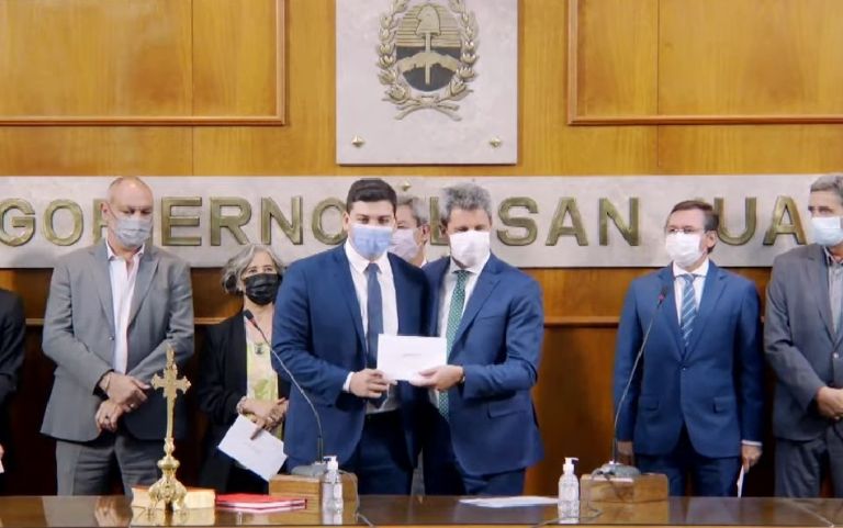 Asumieron los nuevos ministros, secretarios y escribana Mayor de Gobierno