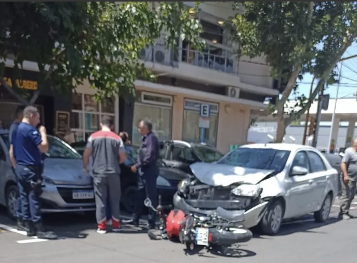 Un motociclista murió en pleno centro luego de chocar contra un auto