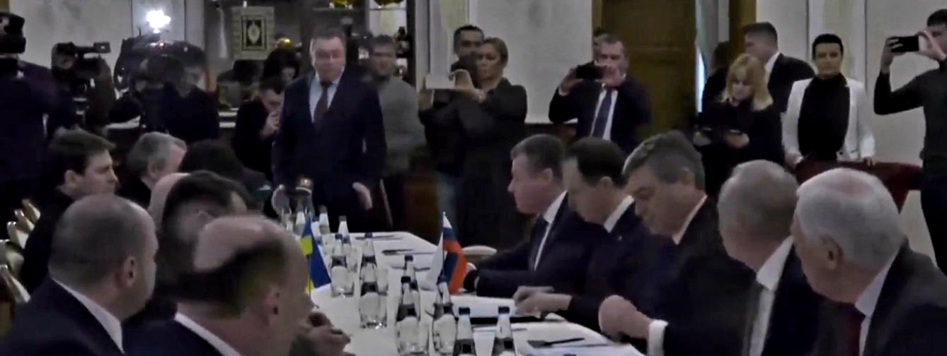 Comenzaron las negociaciones entre Rusia y Ucrania: enviados de Zelenski exigen "un alto al fuego"