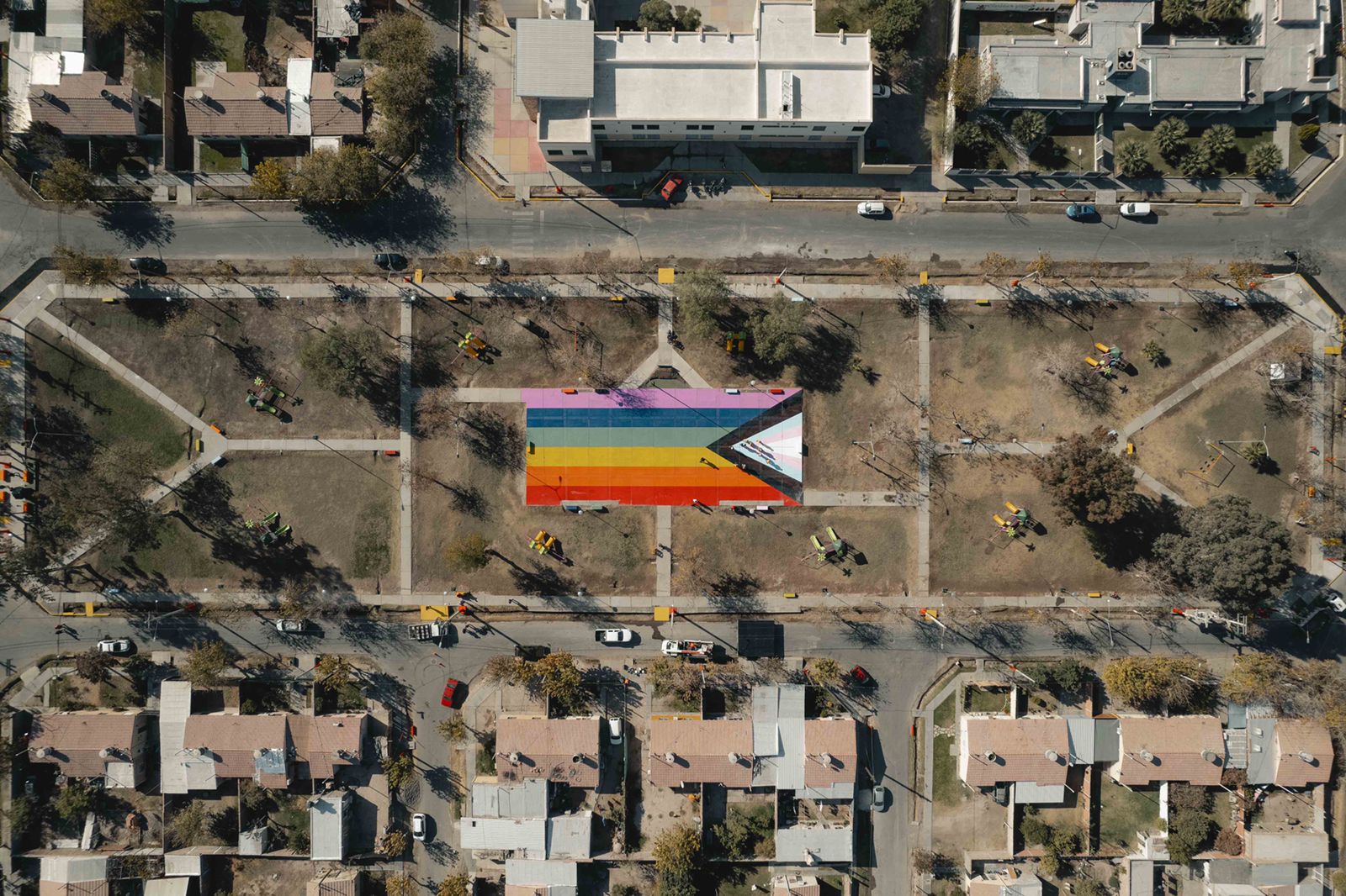 Los colores de la bandera LGTBQ+ embellecieron el playon de una plaza chimbera