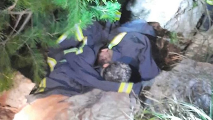 Dos hombres volcaron con su camioneta y los encontraron abrazados en una cueva