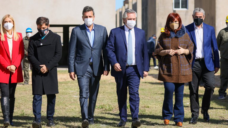 El Gobierno debate cambios en el Gabinete para oxigenar la gestión y apuntalar la estrategia electoral