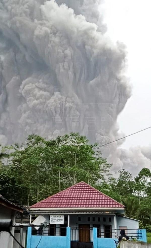 La erupción del volcán indonesio Semeru cubre de ceniza varias poblaciones