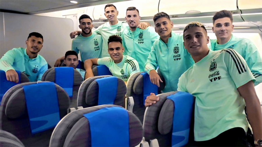 El seleccionado argentino llegó al país después del escándalo 