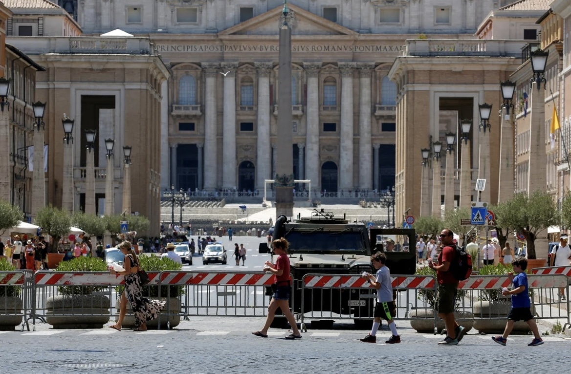 Un vehículo irrumpió a toda velocidad en el Vaticano: los guardias dispararon contra el auto para frenarlo y hay un detenido