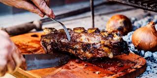 Estaba comiendo un asado con amigos y murió atragantado con un pedazo de carne