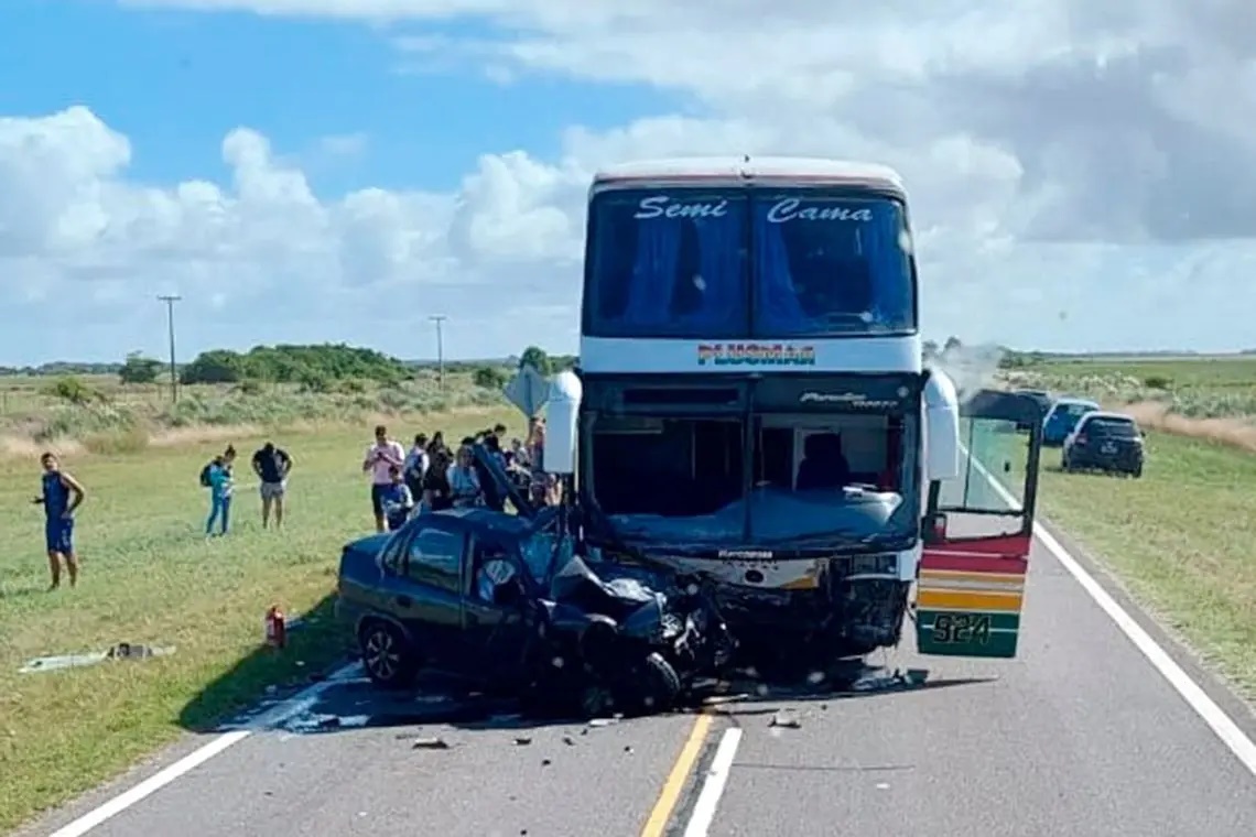 Dos muertos y cinco heridos, el saldo de un accidente de micro en la Ruta 11