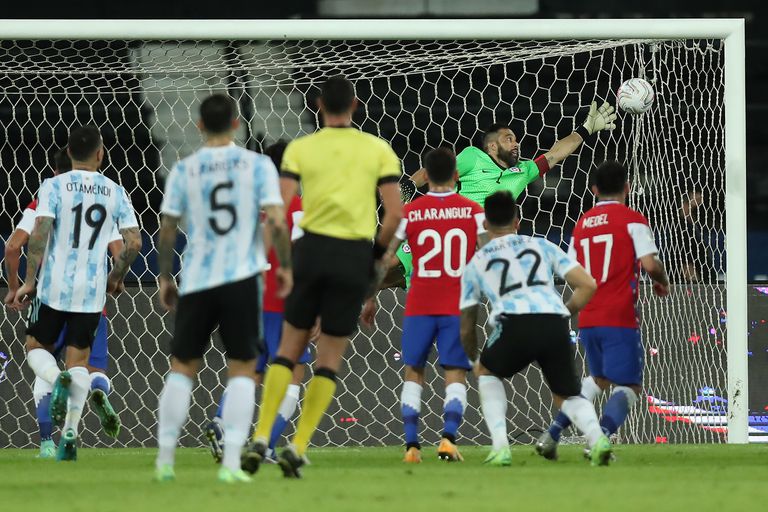 Argentina debutó en la Copa América con otro empate ante Chile