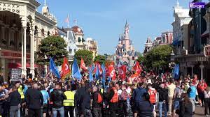 Caos en Disneyland París: trabajadores tomaron el icónico castillo para pedir aumento
