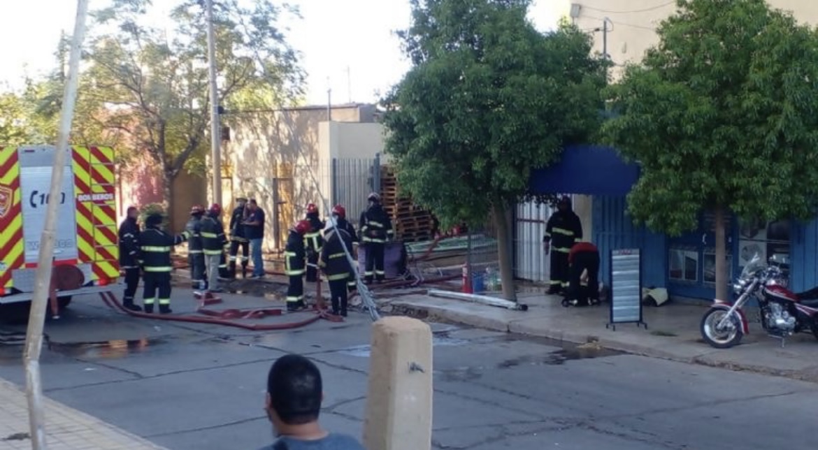 Alarma en Capital: se incendió una fábrica y liberó humo tóxico