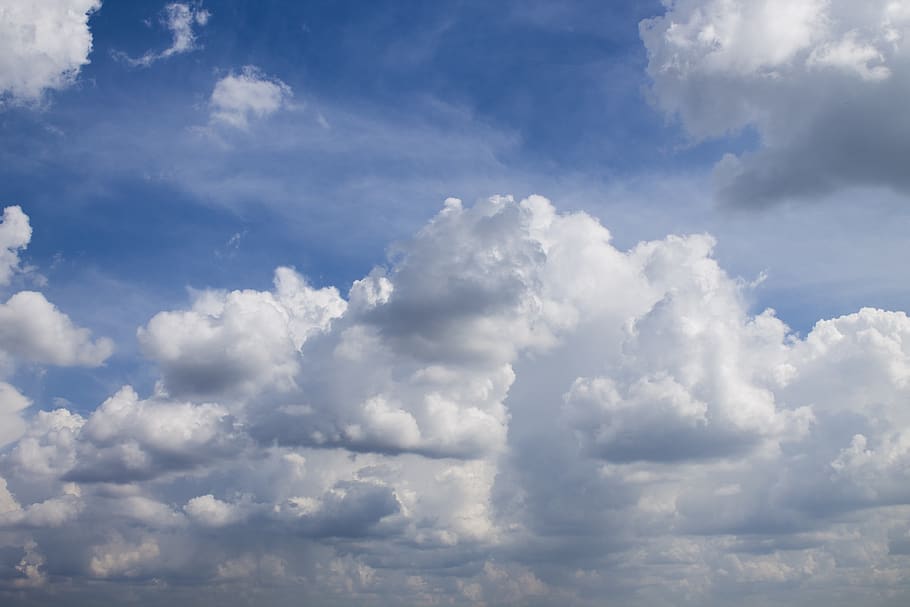 Sábado agradable con cielo parcialmente nublado